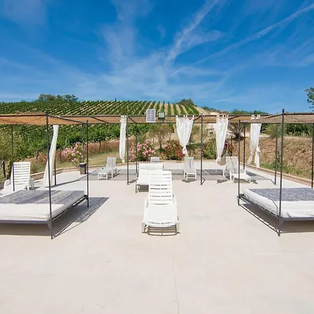 Apartamento Enticing In With Swimming Pool