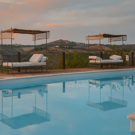 Enticing In With Swimming Pool شقة