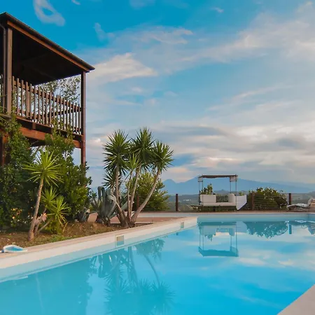 Enticing In With Swimming Pool شقة *